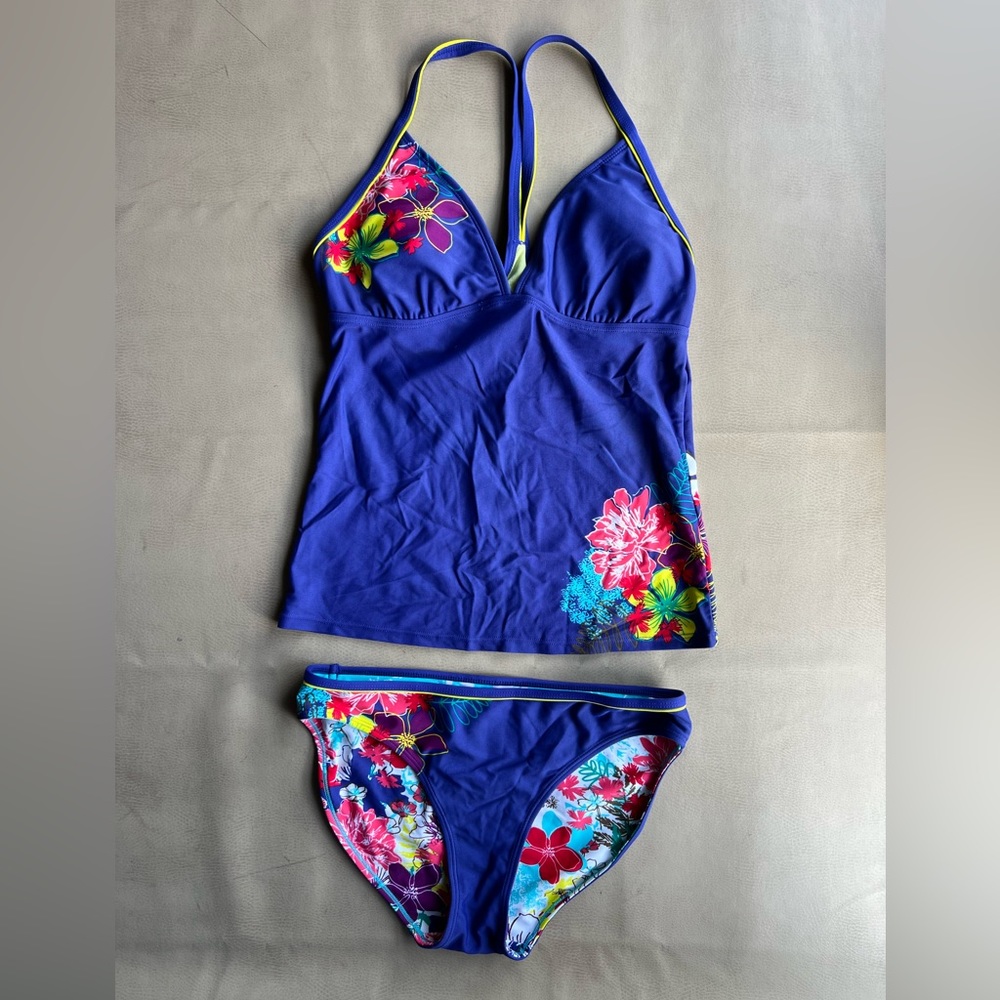 Athleta size small (tall small top) Tankini in VGUC. Reversible bottoms.